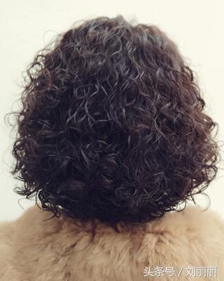 50岁大姐剪短发烫小卷一看像18美到不敢认