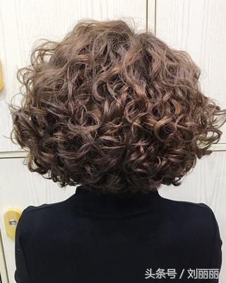短发还是烫个小卷比较实用,大卷没几天就没效果了|栗棕色|大卷|碎花