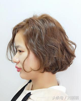 短发还是烫个小卷比较实用,大卷没几天就没效果了|栗棕色|大卷|碎花