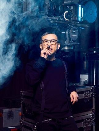 成龙电影导演"炮轰"买卖票房行为, 吐槽电影票房不佳遭对手打压