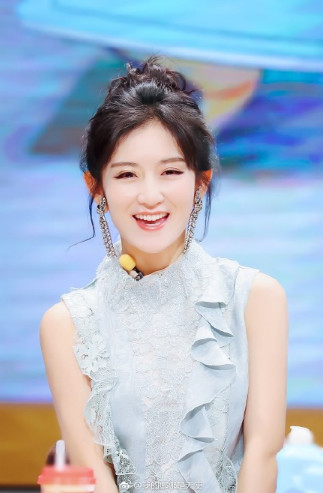 谢娜调侃快乐大本营黑衣人小方,表示红了不要忘了我!