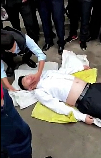 新郎被朋友们玩摔屁股,由于用力过猛致头部重创,大家都老实了