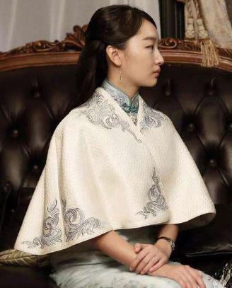 很有气质,但是身材娇小的周冬雨在《麻雀》中穿起旗袍却没有很惊艳