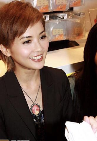 她和阿娇的twins组合,当时唱的歌真的很好听,参演的电视也很多.