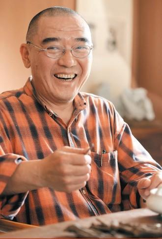 伴随着几代人成长,但生活中却如此低调朴素,我们都认识他!