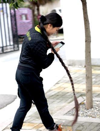 商丘一长发美女频引路人回头:头发与身高相同