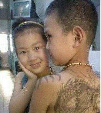 小学生高铁热吻,90后还没完全上台难道就要被00后给逆天了?