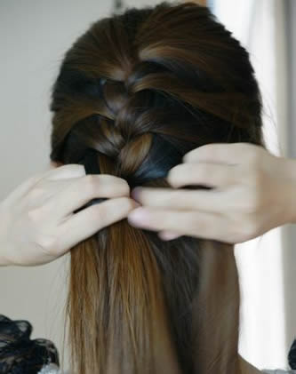 美丽优雅,大方的蜈蚣辫怎么扎 发型详细教学 让您轻松掌握!