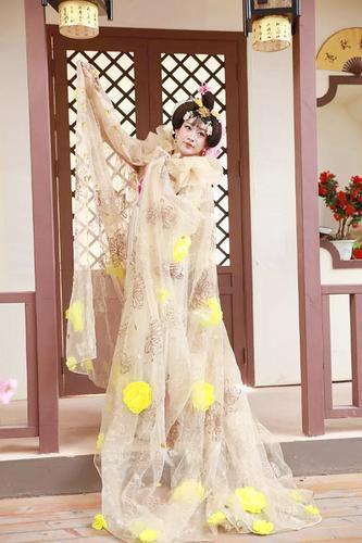 王帅反串演员的成长之路 吕梁黄土地盛开的一朵反串之"花"