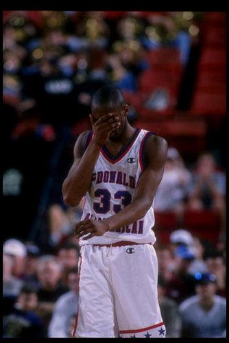 科比捂脸,是出什么事了么?帅气的科比靠墙而坐,到那都带着篮球.