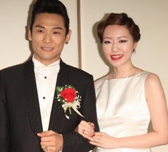55岁杜德伟和小26岁妻子近照,自爆见岳父紧张到尿裤子