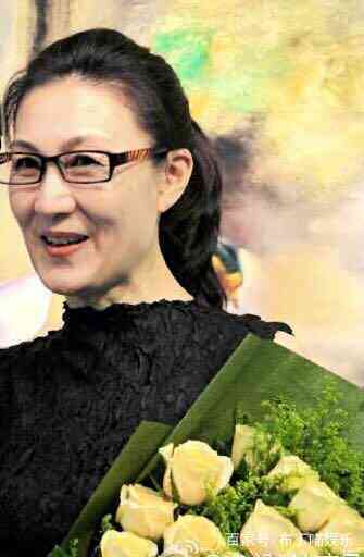 如今的刘冬也已经步入老年了,已经59岁的她不像刘晓庆那样浓妆艳抹