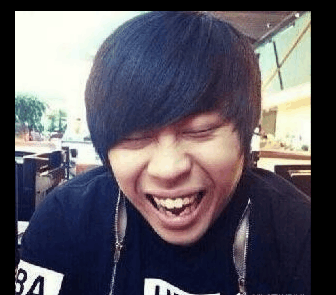 微笑在微博晒了we第一代的队员们的18岁,这杀马特的造型.