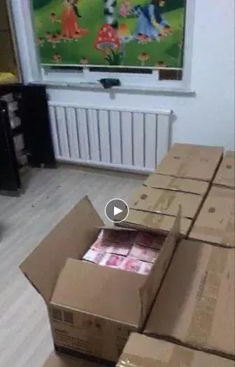 纸箱装钱,用坏3台点钞机