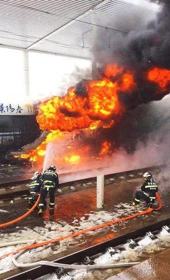 青岛开往杭州高铁突然起火,遇到了火车起火该怎么办?