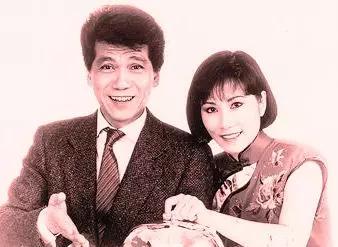 然而很尴尬的是,在1975年,何守信和老婆离婚了,后来新闻报道说,第三者