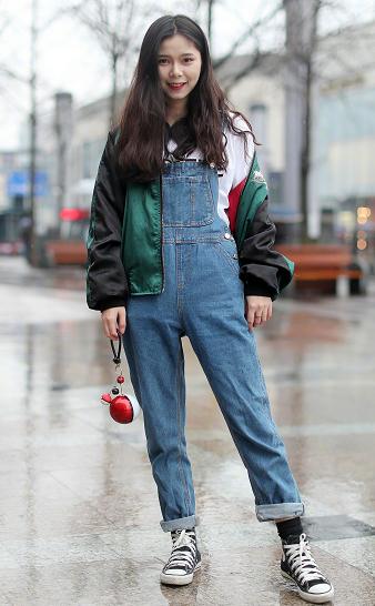 一双帆布鞋走遍天下都不怕|帆布鞋|街拍|小姐姐_新浪新闻