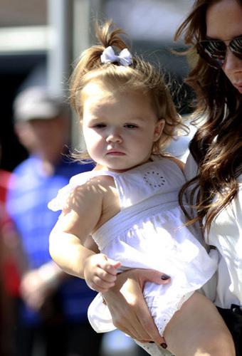 小七爱跳芭蕾舞,旋转跳跃姿势多,小七长长的马尾辫让人羡慕!