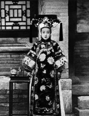 珍妃时常引起慈禧太后的不满,后来借机将珍妃囚禁,临行前又命太监将她