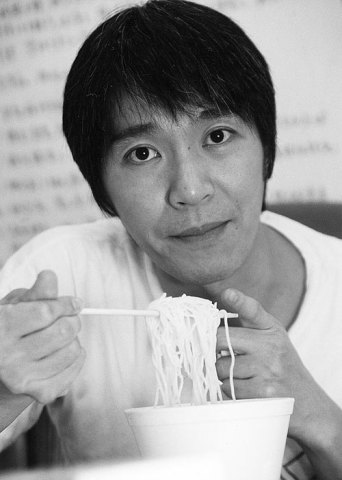 都说他人品不好,却是第一个捐骨髓的华人明星,56岁满头白发