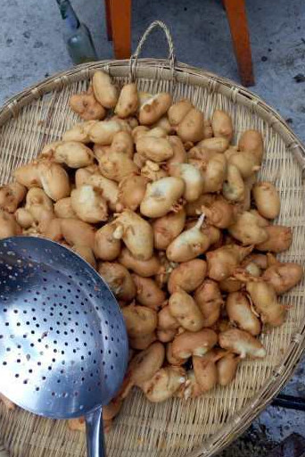 猪肉蘸满那鸡蛋液就可以下由锅炸了,不一会儿,这道美味的小吃就出锅了