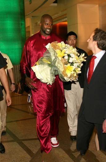 奥尼尔穿着唐装手拿鲜花奥尼尔登长城奥尼尔探访少林寺奥尼尔探访大