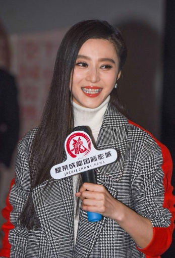 范冰冰冯小刚再度携手亮相,咧嘴大笑的范冰冰口红沾满牙好尴尬!