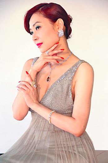 曾给内地建54所学校,她身价5亿却受尽情伤,今无婚无子皈依佛门