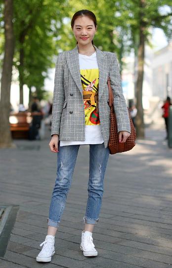 一双帆布鞋走遍天下都不怕|帆布鞋|街拍|小姐姐_新浪新闻