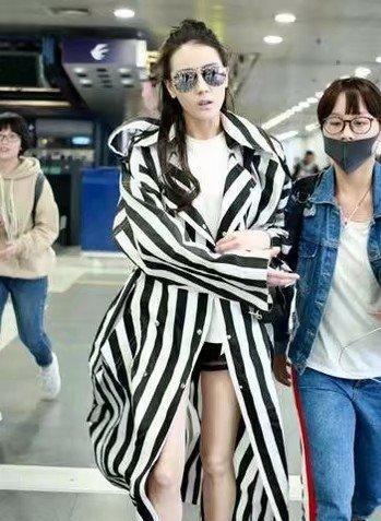 辣眼睛,我们的迪丽热巴既然露出了三角裤