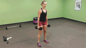 如果你没有杠铃进行负重，哑铃深蹲是种不错的负重深蹲方法。