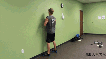 脚里墙面1英寸（2.5cm）远，眼睛平视前方，然后下蹲。