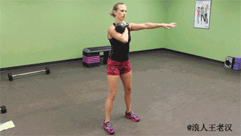 单手把壶铃（或其他重物）置于胸前，然后完成深蹲动作。