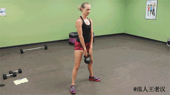 持铃下蹲，在站起的时候迅速上抛壶铃，并在下一次的下蹲中接住。
