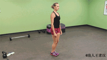 类似jumping jacks ，在jumping jacks 的基础上增加了一个下蹲。