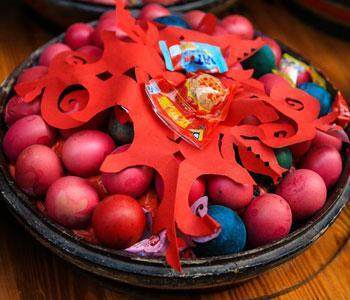 这种红鸡蛋在农村吃的很普遍,不仅美味,而且还代表着喜庆