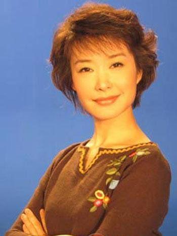 她是央视最低调女主持, 因《正大综艺》走红 , 如今美丽依旧