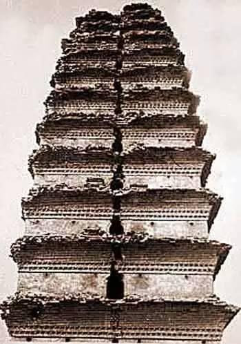 从小雁塔的老照片上,也可以看到小雁塔塔身,有一条清晰的裂缝,不过