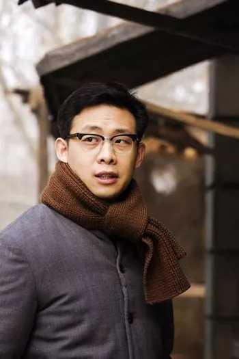 因长得丑几乎不被人看好,被女友抛弃过,成名后娶了漂亮的女主持