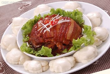 黄贡椒蒸多宝鱼主料:多宝鱼一条调料:黄贡椒蒸鱼油姜片葱结做法:多宝