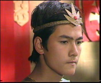 15岁就拍戏,饰演哪吒出名,当红时却息影出国,如今家庭美满|何威|家庭