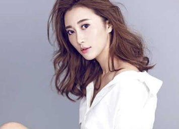 主演央视推出的《中华孝道》系列微电影的开篇之作《读你》,饰演王璐