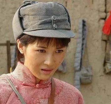 因此《亮剑》之后,童蕾在《狼毒花》中饰演的双胞胎姐妹梅子和夏雨也