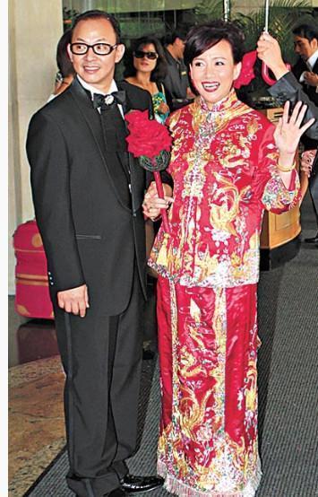 在商天娥47岁的时候,她与富豪相恋并步入婚姻的殿堂,如今生活很幸福.