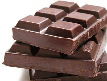 巧克力由可可豆加工而成,含有多种甲基黄嘌呤,咖啡因和可可碱就属于这