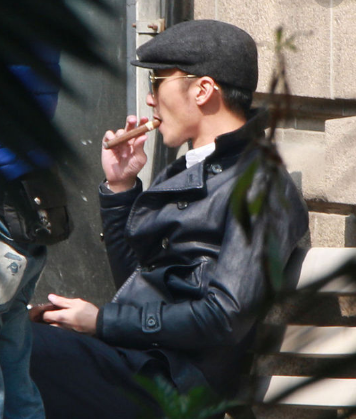 名人抽什么烟?谢霆锋爱雪茄,而身价千亿的老总只抽12元一包烟!