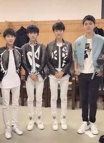 刘昊然脱鞋量身高,表情是亮点,有人说袜子里有机关