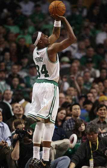 保罗-皮尔斯飘逸如乔科,每个后仰跳投之前是精熟狠辣的脚步,完美的