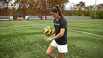 初学者教学:美女教练教你三部位颠球