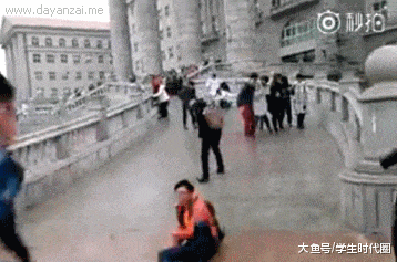 校规: 严禁在楼梯滑倒! 我摔一跤你还要扣学分吗?